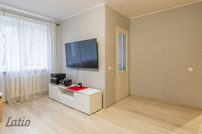 Tiek pārdots vienistabas dzīvoklis ar lielisku atrašanās vietu Ķīmiķu mikrorajonā. Dzīvoklim ir PVC  Рига - изображение 2