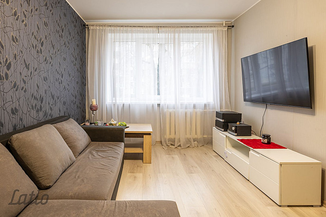 Tiek pārdots vienistabas dzīvoklis ar lielisku atrašanās vietu Ķīmiķu mikrorajonā. Dzīvoklim ir PVC  Рига - изображение 1