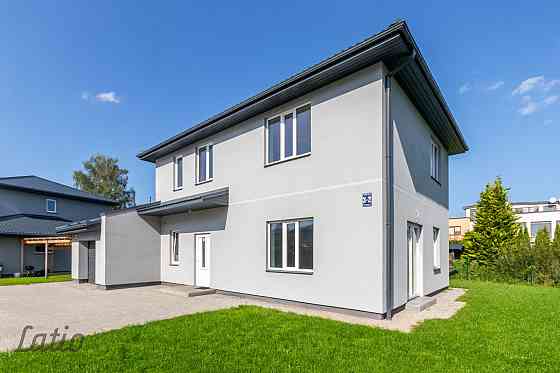 Pārdod plašu 2025.gada būvētu privātmāju.
Mājai ir labi pārdomāts plānojums-  5 izolētas istabas, ar Rīgas rajons