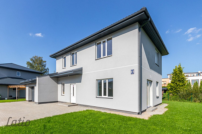 Pārdod plašu 2025.gada būvētu privātmāju.
Mājai ir labi pārdomāts plānojums-  5 Rīgas rajons - foto 2