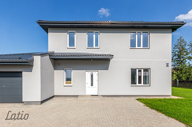 Pārdod plašu 2025.gada būvētu privātmāju.
Mājai ir labi pārdomāts plānojums-  5 Rīgas rajons - foto 1