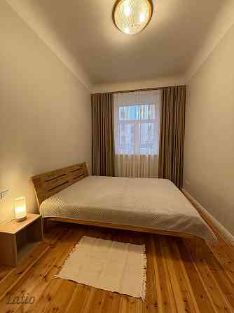 Tiek piedāvāts īrei lielisks, pilnībā mēbelēts 2 istabu dzīvoklis Rīgas klusajā centrā  prestižajā v Рига