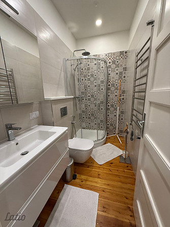 Tiek piedāvāts īrei lielisks, pilnībā mēbelēts 2 istabu dzīvoklis Rīgas klusajā centrā  prestižajā v Рига - изображение 3