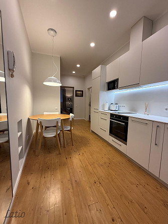 Tiek piedāvāts īrei lielisks, pilnībā mēbelēts 2 istabu dzīvoklis Rīgas klusajā centrā  prestižajā v Рига - изображение 1