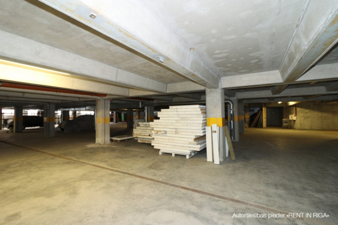 Clean and dry premises available for rent.  + Ceiling height: 2.4 m + Separate entrance from the str Рига - изображение 2