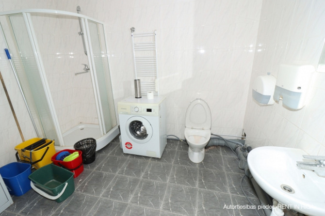 Clean and dry premises available for rent.  + Ceiling height: 2.4 m + Separate entrance from the str Рига - изображение 5