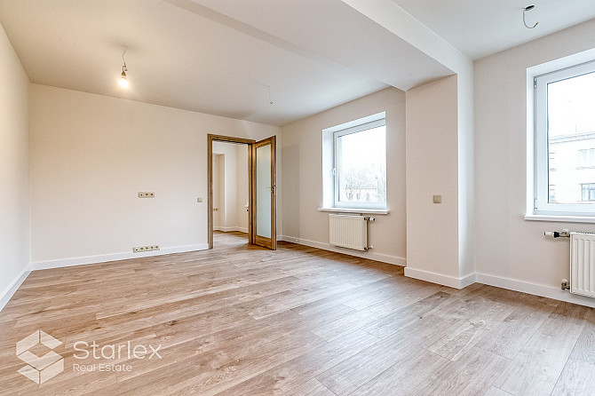 Iegādei pieejams dzīvoklis tikko renovētajā mājā ar lielisku skatu uz Pētersalas un Rīga - foto 18