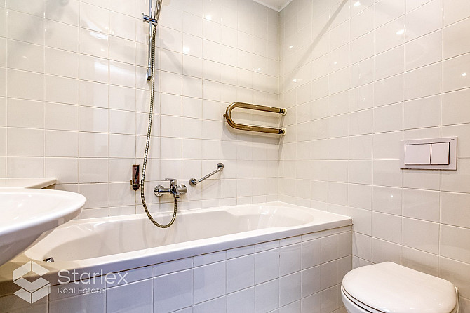 Iegādei pieejams dzīvoklis tikko renovētajā mājā ar lielisku skatu uz Pētersalas un Rīga - foto 12