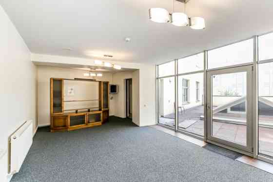 Iznomā biroja telpas prestižā vietā Vecrīgā, Audēju ielā 8.








Ēka celta 1790. gadā, arhitekts  Рига