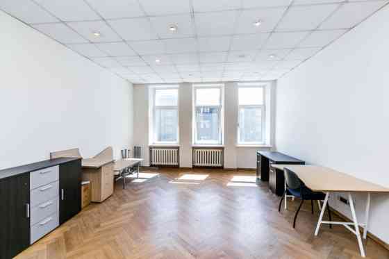 Iznomā biroja telpas ar izlietni Rīgas centrā, Brīvības ielā 85.

Ēka celta 1912. gadā - arhitekts E Рига