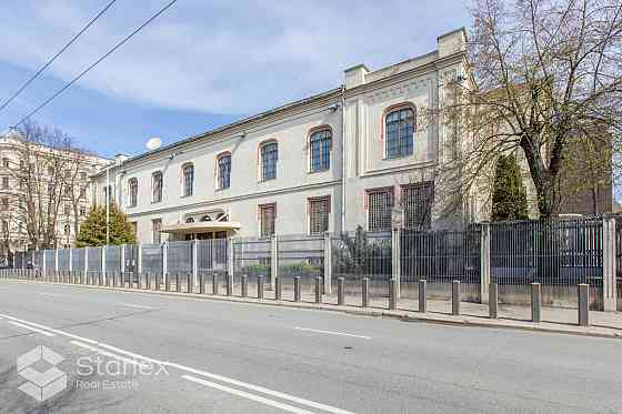 Iznomā īpašumu ekskluzīvā vietā Rīgas centrā  Raiņa bulvārī 7.Raiņa bulvārī 7 atrodas divstāvu mūra  Рига