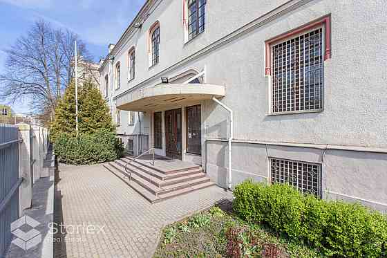 Iznomā īpašumu ekskluzīvā vietā Rīgas centrā  Raiņa bulvārī 7.Raiņa bulvārī 7 atrodas divstāvu mūra  Рига