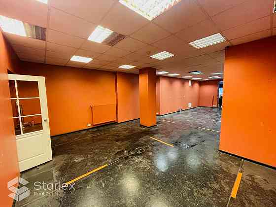 Iznomā tirdzniecības telpas Vecrīgā, Teātrā ielā 12 (Teātra/Vaļņu ielu krustojums).
Fasādes ēka, 1.  Рига