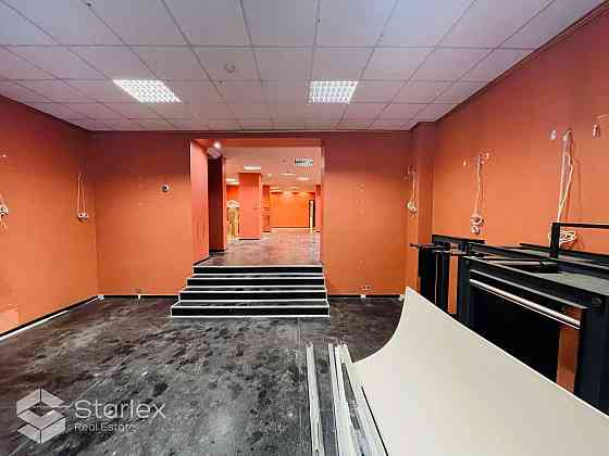 Iznomā tirdzniecības telpas Vecrīgā, Teātrā ielā 12 (Teātra/Vaļņu ielu krustojums).
Fasādes ēka, 1.  Рига