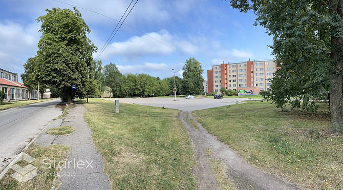Pārdod zemes gabalu ar platību 4112 m2 Rīgā, Šampēterī. Zemes gabals lielākoties ir asfaltēts un šob Рижский район - изображение 1