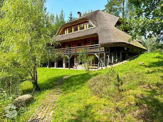 Pārdod 3-stāvu guļbaļķu savrupmāju ar 1.32 ha zemes gabalu un privātu ezeru gleznainajā Amatciemā. M Цесис и Цесисский край