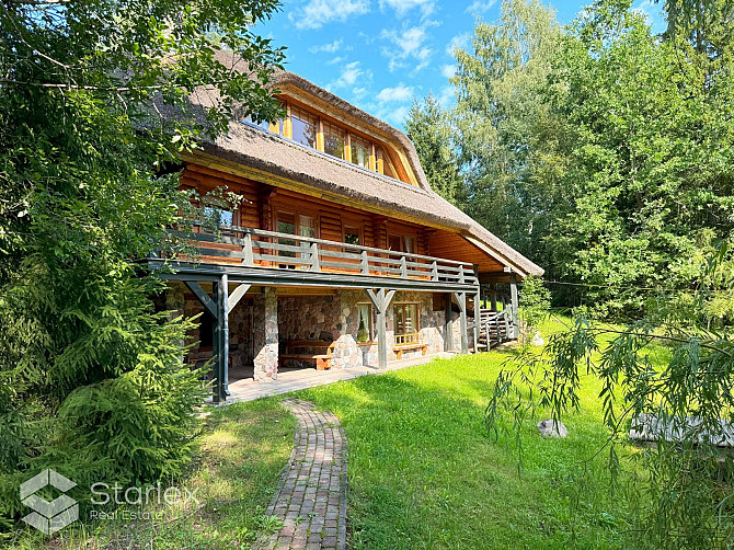 Pārdod 3-stāvu guļbaļķu savrupmāju ar 1.32 ha zemes gabalu un privātu ezeru gleznainajā Amatciemā. M Цесис и Цесисский край - изображение 2