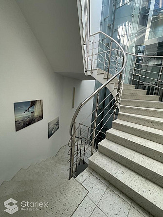 Nomai tiek piedāvātas 392 m2 plašas biroja telpas ar skatu uz Daugavu. Birojs atrodas ēkas 3. stāvā. Рига - изображение 9