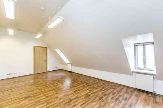 Iznomā biroja telpas prestižā vietā Vecrīgā, Audēju ielā 8.
Ēka celta 1790. gadā - arhitekts Kristof Рига