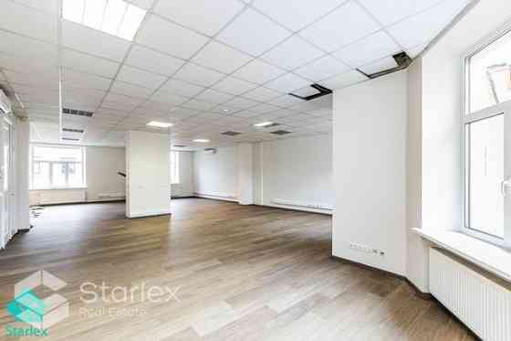 Iznomā mansarda biroju Rīgas centrā, Krišjāņa Barona ielā 5.
Fasādes ēka, 4. stāvs (ir lifts), ieeja Рига