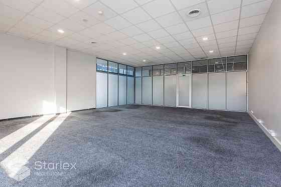 Современное офисное здание. Офисное здание отвечает требованиям высококлассных Рига