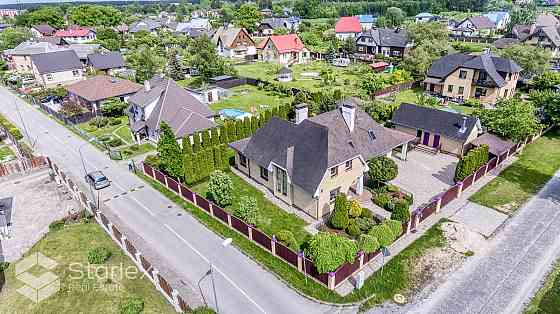 Красивый семейный дом в спальном районе Дрейлини. 
Качественная и современная Рига