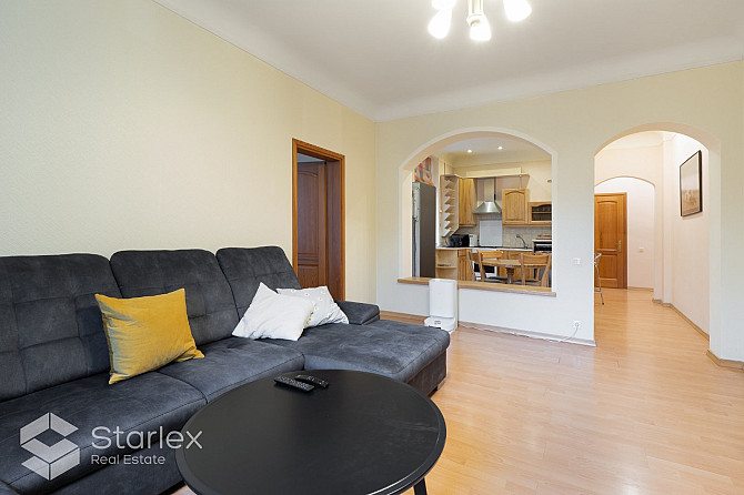 Тихий центр, ул. Я. Алунана 6, 2-комнатная квартира - гостиная, совмещенная с кухней, Рига - изображение 4