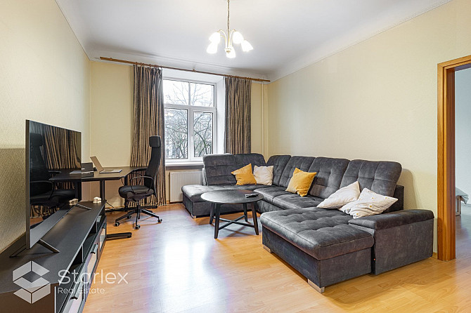 Тихий центр, ул. Я. Алунана 6, 2-комнатная квартира - гостиная, совмещенная с кухней, Рига - изображение 2