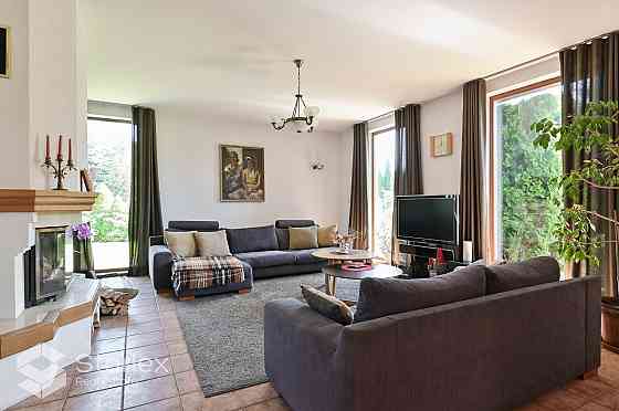 Просторный и впечатляющий частный дом в Биерини. Великолепный двухэтажный дом и Рига