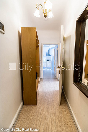 Фасадный дом, реновированный дом, вход с улицы, лестничная клетка после Рига - изображение 9