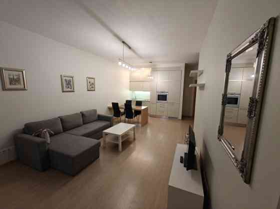 Izīrē 2 istabu dzīvokli projektā Centra Nams  Dzīvoklis atrodas prestižā un klusā vietā pašā Rīgas c Rīga