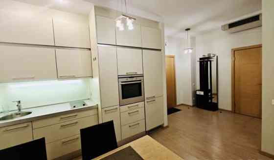 Izīrē 2 istabu dzīvokli projektā Centra Nams  Dzīvoklis atrodas prestižā un klusā vietā pašā Rīgas c Rīga