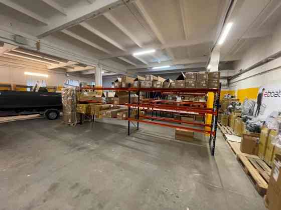 Apkurināmas noliktavu telpas ar augstiem griestiem.  + ērta piekļuve; + paceļamie vārti (3x3m); + te Рига