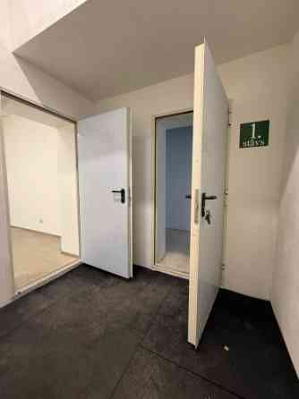 Birojs industriālā rajonā Starta ielā.  Birojs sastāv no divām telpām, noliktavas un sava sanmezgala Rīga