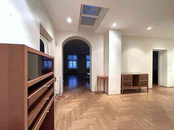 Pārdošanā dzīvoklis ar panorāmas skatu no ēkas augšējā stāva, nodrošinot saikni ar pilsētas... Рига