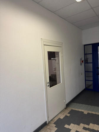 Veikala vai biroja telpas tuvējā Pārdaugavā.  + renovēta ēka;  + viena liela telpa;  + 2 ieejas biro Рига - изображение 2