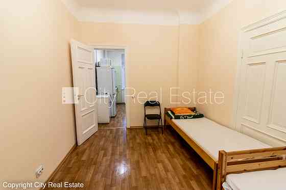 Фасадный дом, реновированный дом, место для машины, вход с улицы, окна выходят в Rīga