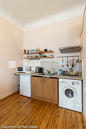 Pagalma māja, ieeja no pagalma, logi vērsti uz pagalma pusi, viesistaba, virtuve, halle, mainīti Rīga - foto 20