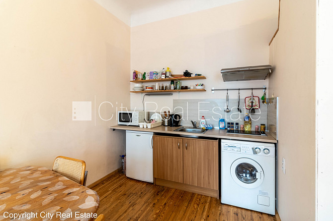 Pagalma māja, ieeja no pagalma, logi vērsti uz pagalma pusi, viesistaba, virtuve, halle, mainīti Rīga - foto 19