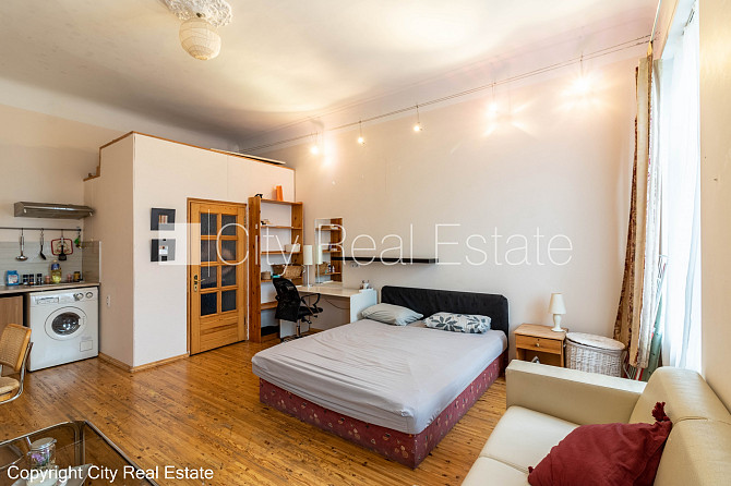 Pagalma māja, ieeja no pagalma, logi vērsti uz pagalma pusi, viesistaba, virtuve, halle, mainīti Rīga - foto 16