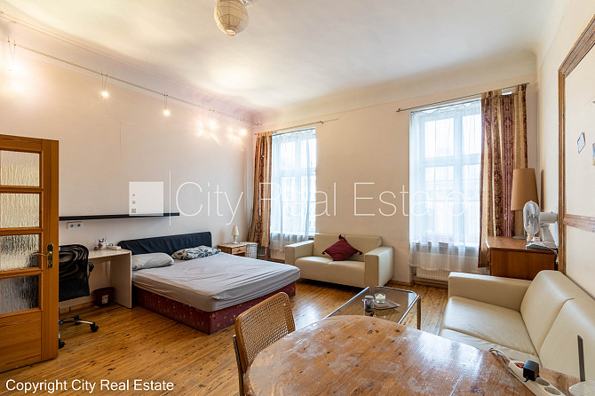 Pagalma māja, ieeja no pagalma, logi vērsti uz pagalma pusi, viesistaba, virtuve, halle, mainīti Rīga - foto 13