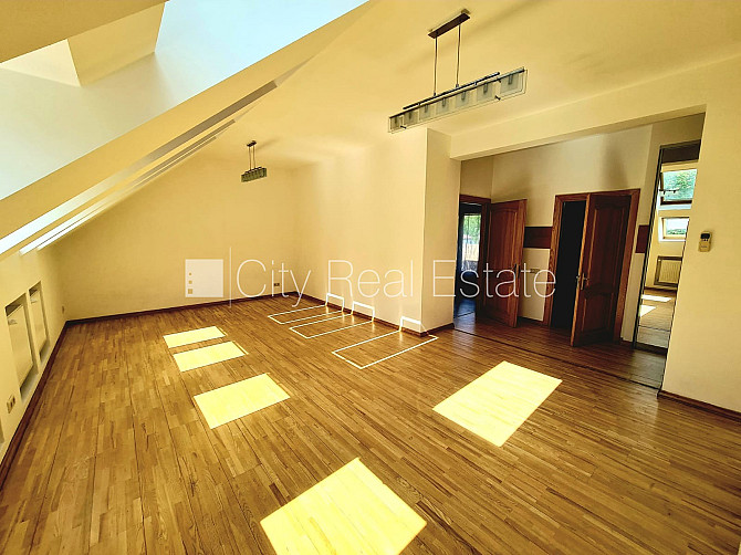 Namīpašums, restaurēta māja, labiekārtots apzaļumots pagalms, slēgta teritorija, iespēja Rīga - foto 3