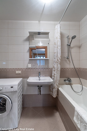 Fasādes māja, renovēta māja, labiekārtota apzaļumota teritorija, ir lifts, kāpņu telpa pēc Rīga - foto 16