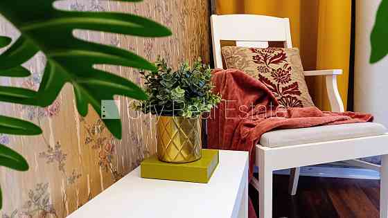 Здание во дворе, реновированный дом, благоустроенный озеленённый двор, закрытый Rīga