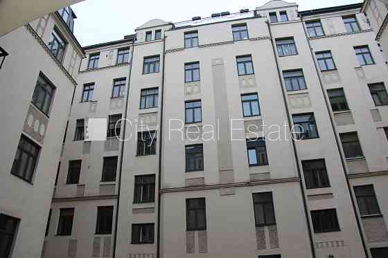 Здание во дворе, реставрированный дом, студио, кухня объединена с гостинной, Rīga