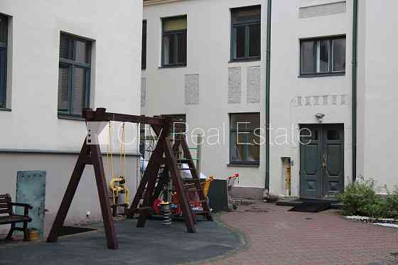 Здание во дворе, реставрированный дом, студио, кухня объединена с гостинной, Rīga