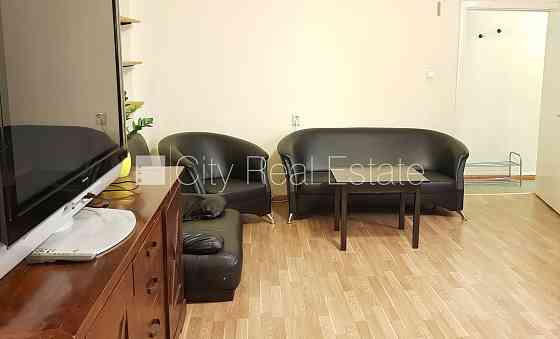 Здание во дворе, подъездная дорога покрыта брущаткoй, вход со двора, лестничная Rīga