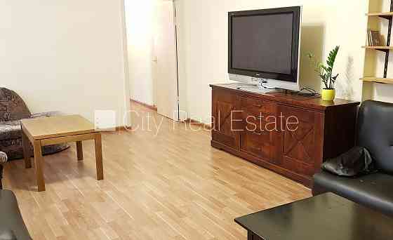 Здание во дворе, подъездная дорога покрыта брущаткoй, вход со двора, лестничная Rīga