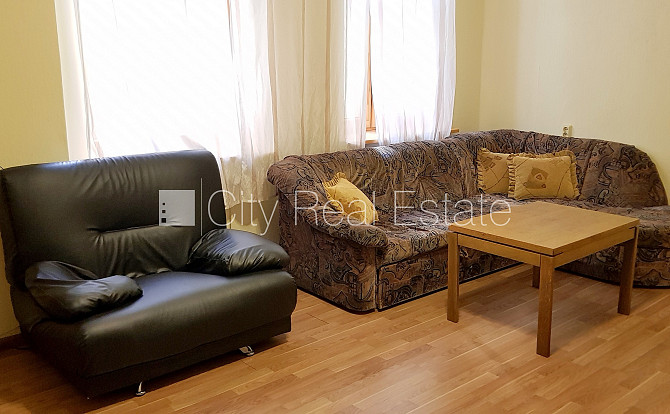 Здание во дворе, подъездная дорога покрыта брущаткoй, вход со двора, лестничная Рига - изображение 3