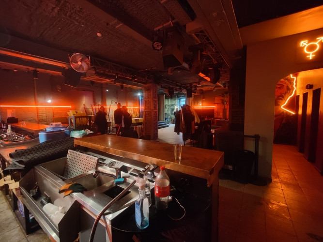 Kluba Skapis telpas ar 2 terasēm.  Šobrīd telpās atrodas klubs Skapis, pirms tam bija klubs Rīga - foto 4